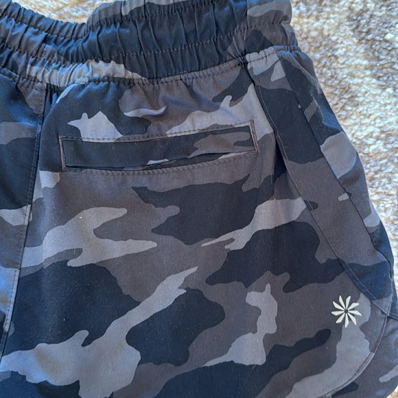Athleta Girls Camo Shorts Size S/7 - Picture 2 of 2